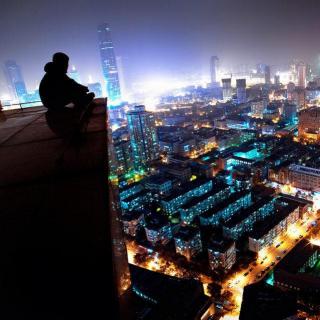 一个人怕孤独,两个人怕辜负.
