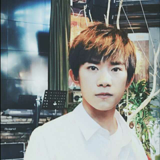 【《加油男孩》纪录片易烊千玺采访合集】在线