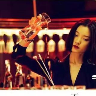 以后左手拿酒右手拿烟,嘴里不提爱