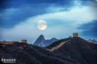 介绍:                              月光下的中国   朗诵