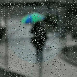 高兴的时候遇到下雨天 我会选择淋雨 失落难过的时候遇到下雨天 我