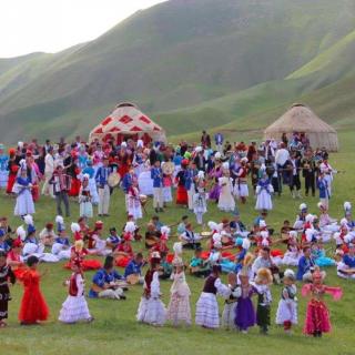 新疆民族团结之花遍地开