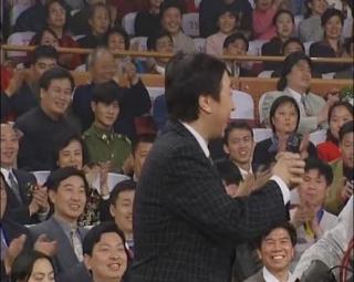 1999央视春晚：冯巩牛群爆笑演绎《瞧这俩爹》，现场掌声如雷
