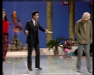 1984央视春晚：陈佩斯与朱时茂表演小品《吃面条》，爆笑连连