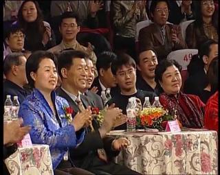 2003央视春晚：冯巩周涛搞笑合作《马路情歌》，太经典了！