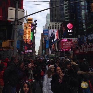 【节日】纽约时代广场跨年；throng, bursting at the seams