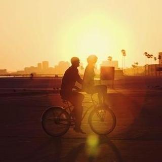 你曾骑着单车，带我去看夕阳