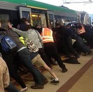 澳洲乘客合力推开火车解救受困男子