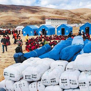 【今日头条】康定地震:五千人继续救援 保障工作有序展开 