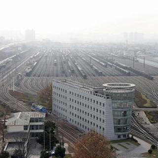 Zhengzhou construye centro de transporte con tren de alta velocidad