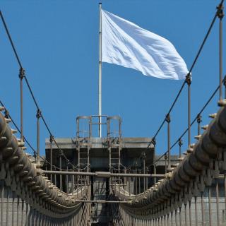 沪语 | 纽约慢讯 | 地标大桥国旗被偷换成白旗
