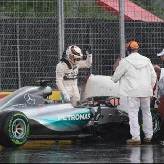 【体坛快讯】F1加拿大站第2次练习赛:汉密尔顿最快但撞车