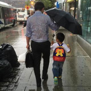 淋雨为孩子撑伞，是暖是傻？