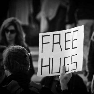 美文朗读：Free Hugs 免费的拥抱