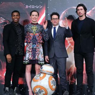 【娱乐前沿】《星球大战7》赴日宣传 黛西红毯搞怪R2-D2现身