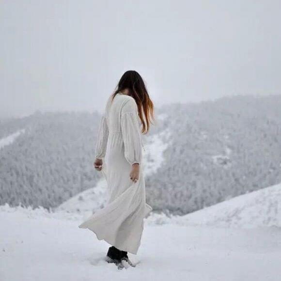 雪景背影图片女孤独图片