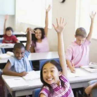 多鼓励孩子在课堂上举手发言