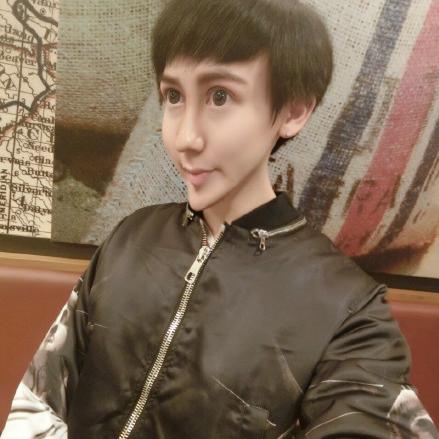 一类是高颜值拍小视频,还有一类就是奇葩博眼球,刘梓晨就是其中之一!