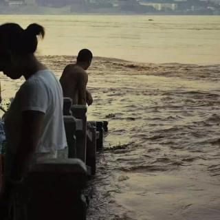在重庆，当洪水涨到离你家只有一米的时候……