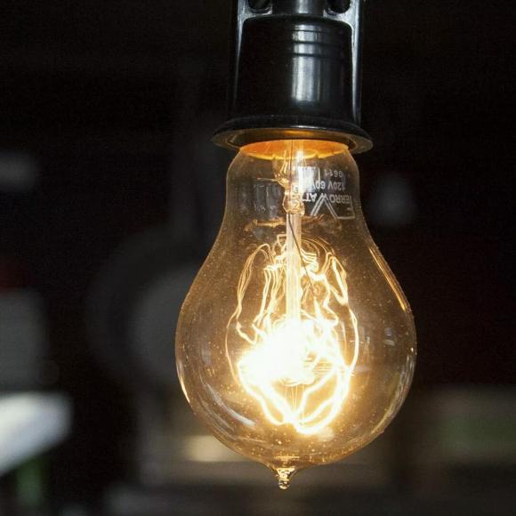 番小妞儿-◎灯泡灭了