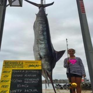 世界真奇妙：澳大利亚女孩钓上147公斤重旗鱼 打破世界纪录