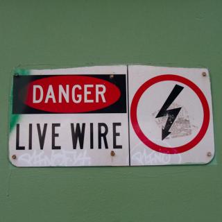 什么样的人被叫做“live wire"?