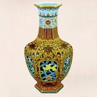 《博物馆里的中国》NO.04 乾隆粉彩镂空花果纹六方套瓶