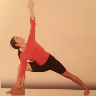 孕妇瑜伽体式～侧角伸展式