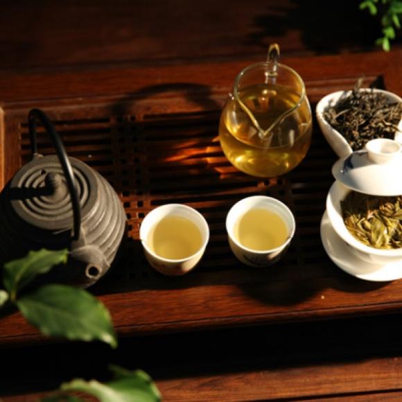 两个人,宁静饮茶