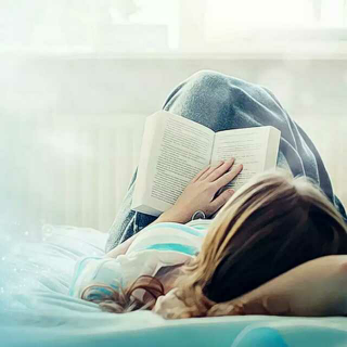 【我一直在做这件事】坚持阅读，在枕边放一本书。
