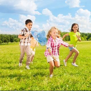 正在直播 | 每日领读：孩子疯跑 The kids were running around...