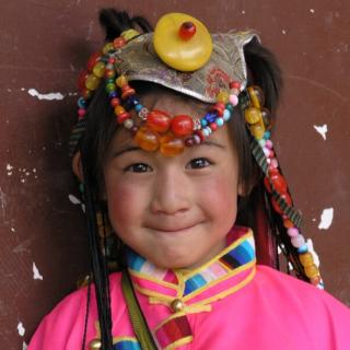 在西藏和一个藏族小女孩聊天