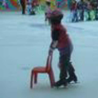 《扶着椅子溜冰》