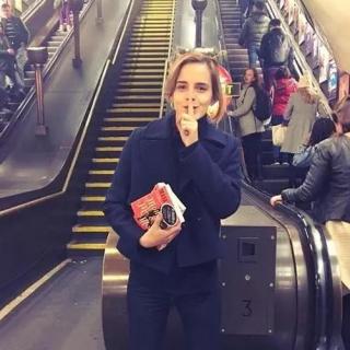 让女神“赫敏”在伦敦地铁里到处藏的书，是什么书？