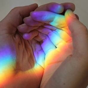 我看见希望，闪耀彩虹之间。