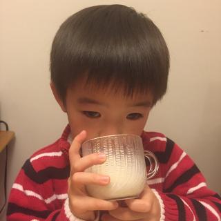 milk time宝宝喝牛奶:-)