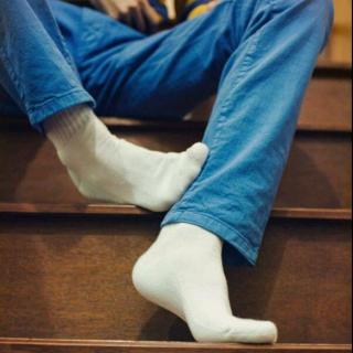 【晚安】穿白色纯棉运动袜的男人