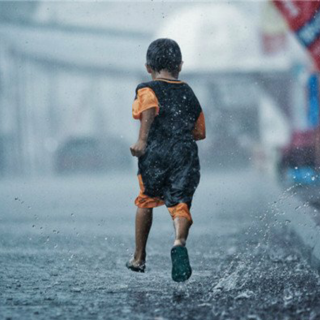 没有伞的孩子必须努力奔跑