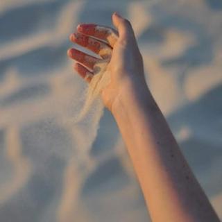 手握沙子的伤感图片图片