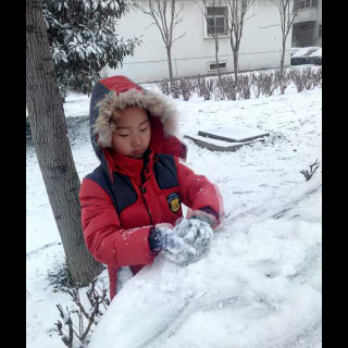 秉玺背古诗《春雪》《村居》《春晓》