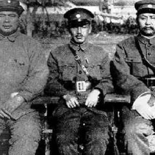 蒋介石、冯玉祥、阎锡山三巨头端坐在一起