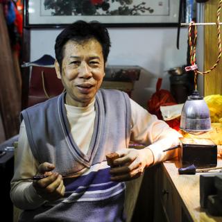 和平西路71岁老广三代人传承上百年篆刻技艺，如今面临后继无人