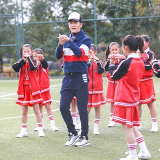深圳卫视《闪亮的爸爸2》第9期：张晓龙拉拉队首秀，城子啦啦队歌