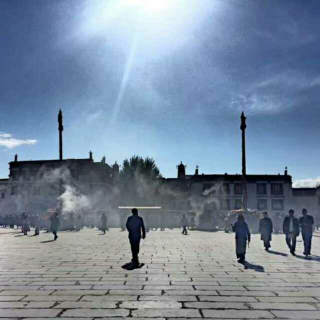 在大昭寺广场晒太阳_大冰