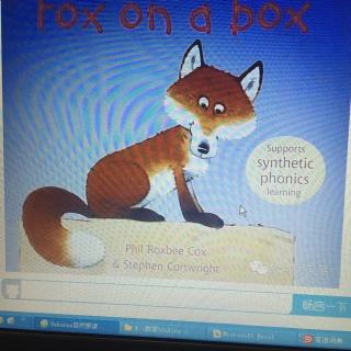 Fox on a box.箱子上的狐狸
