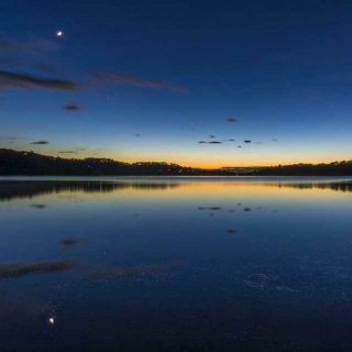 《夜晚的河流》 播音：杨传程