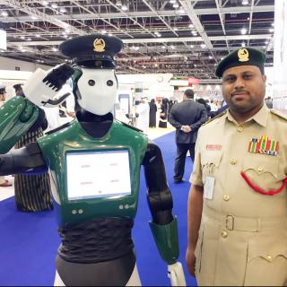 世界首个投入使用的机器人警察在迪拜上岗了！
