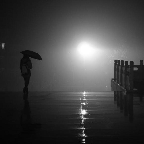 我们用渐行渐远的背影,告诉对方不必追.