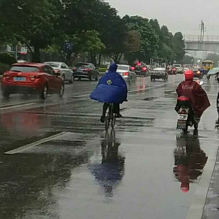 共撑一把小雨伞