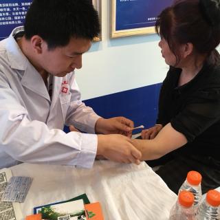 王红明主讲针灸是医疗界最高明的治疗手段，属于绿色疗法